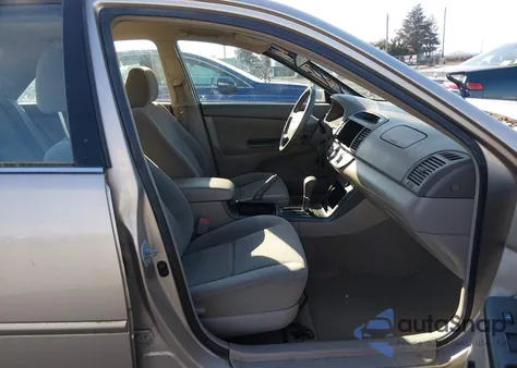 2005 Toyota Camry Le z USA, uszkodzony, nr VIN 4T1BE32KX5U519952